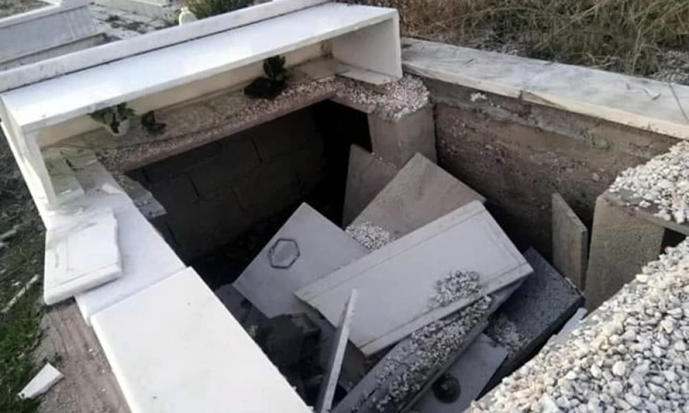 Αποτρόπαιο! Βανδάλισαν τάφους σε νεκροταφείο στο Αγρίνιο